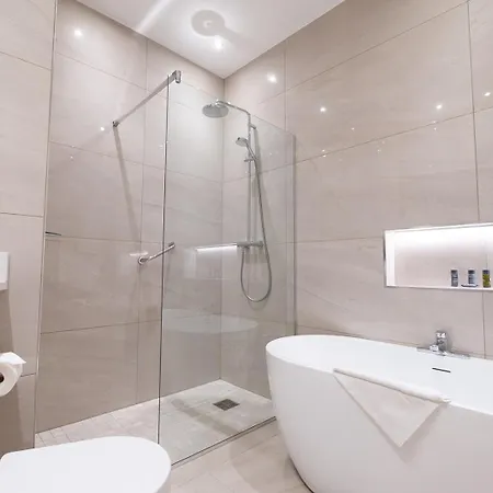 Clanard Court 4* アシー